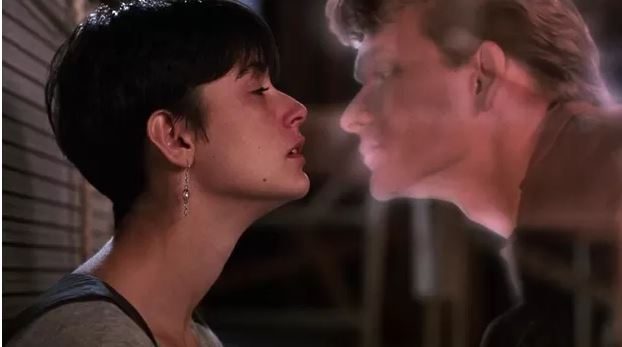Filme Ghost, Molly e Sam se beijando