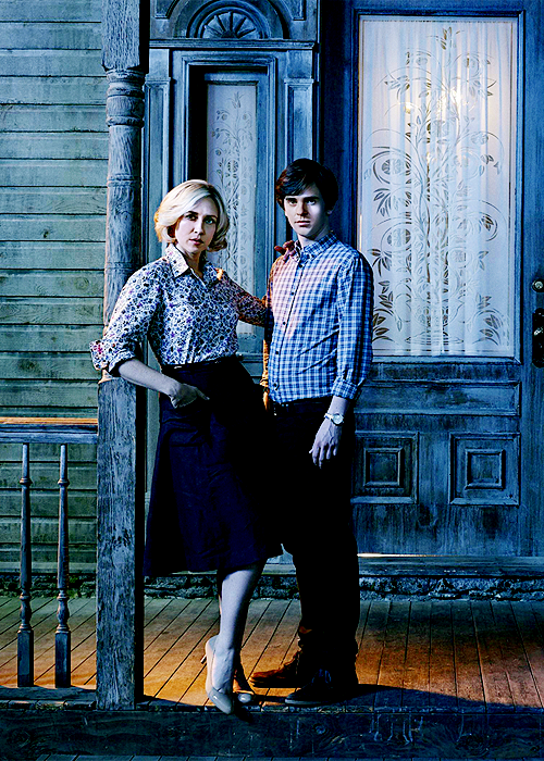 imagem de Norman e sua mãe em Bates Motel uma das Séries para Adultos que são de tirar o fôlego